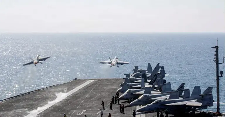 ইউএসএস আব্রাহাম লিংকনের ফ্লাইট ডেক থেকে এফ/এ-১৮ সুপার হর্নেট লঞ্চ করেছে